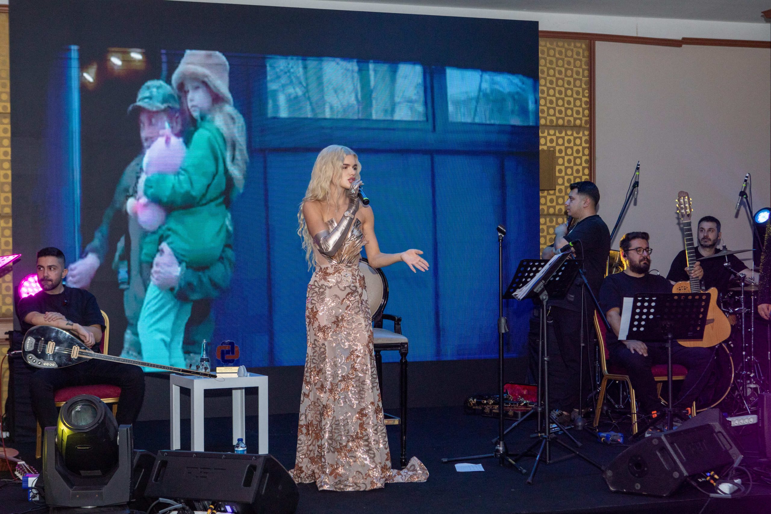 Оля Лотнер співачка