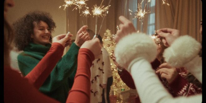 Sofira зустрічає свята з новою прем’єрою “Happy New Year” та теплим новорічним відео